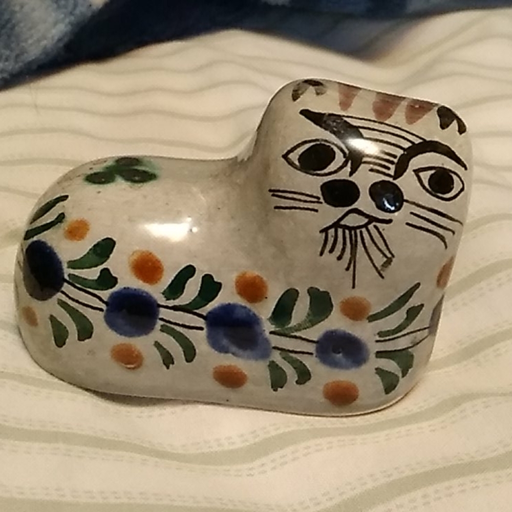 Small mexican pottery cat